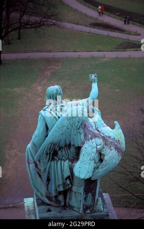 Scultura Evangelista Giovanni con una vista sull'aquila che si affaccia dalla cupola su Piazza Isacco dalla Cattedrale di San Isacco, San Petersbu Foto Stock