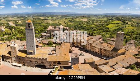 La città medievale di San Gimignano, Toscana, Italia, ripresa dall'alto con il paesaggio toscano sullo sfondo Foto Stock