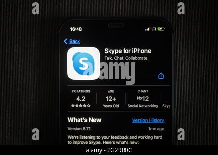 App Skype nell'App Store di Apple visualizzata sullo schermo di un iPhone 12 Foto Stock