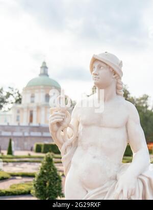 Oranienbaum. Giardino inferiore del Palazzo Menshikov. Statua di Mercurio. Foto Stock