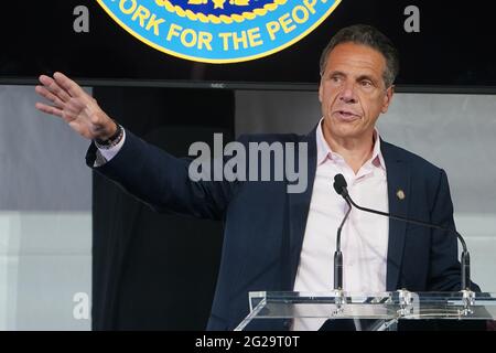 New York, Stati Uniti. 09 giugno 2021. Il governatore di New York Andrew Cuomo parla alla cerimonia di apertura del Tribeca Festival a New York City, New York, mercoledì 9 giugno 2021. Foto in piscina di Carlo Allegri/UPI Credit: UPI/Alamy Live News Foto Stock
