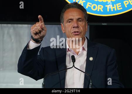 New York, Stati Uniti. 09 giugno 2021. Il governatore di New York Andrew Cuomo parla alla cerimonia di apertura del Tribeca Festival a New York City, New York, mercoledì 9 giugno 2021. Foto in piscina di Carlo Allegri/UPI Credit: UPI/Alamy Live News Foto Stock