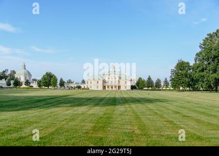 Il Grande Palazzo 'Menshikov' è un grande monumento architettonico del complesso del palazzo e del parco Oranienbaum. Foto Stock