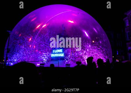 Lampade in vetro colorato turco-marocchino illuminate a mano. Vibrante e  colorata che dona agli arredi della casa un'atmosfera accogliente. Copia  spazio, sfondo sfocato, casa sty Foto stock - Alamy