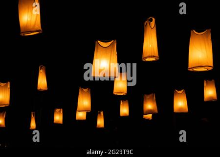 Lampade turche marocchine in vetro colorato illuminate a mano. Vibrante e colorata dona all'arredamento una sensazione di intimità. Spazio di copia, sfondo sfocato, casa Foto Stock