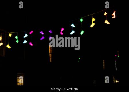 Lampade turche marocchine in vetro colorato illuminate a mano. Vibrante e colorata dona all'arredamento una sensazione di intimità. Spazio di copia, sfondo sfocato, casa Foto Stock