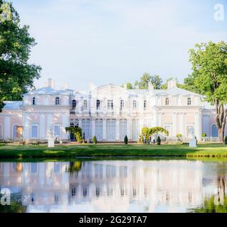 Bella vista del Palazzo Cinese e il suo riflesso nel laghetto. Foto Stock