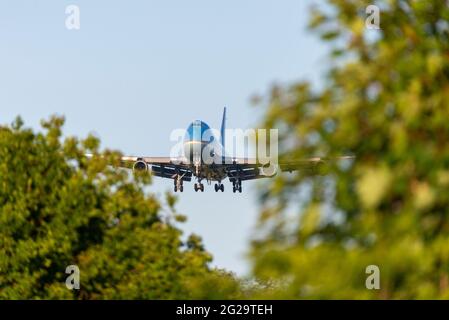 RAF Mildenhall, Suffolk, Regno Unito. 9 Giu 2021. Il presidente DEGLI STATI UNITI Joe Biden è volato da Washington a RAF Mildenhall a Suffolk a bordo di "Air Force One", un Boeing VC-25A (convertito Jumbo Jet del 747), atterrando in prima serata. La base aerea è utilizzata dalla centesima ala di rifornimento dell'aria dell'aeronautica degli Stati Uniti, il cui personale di stanza sarà ispezionato da Biden come primo evento programmato della sua visita di cinque giorni nel Regno Unito. Biden partirà più tardi in serata per trasferirsi in occasione di incontri con il PM Boris Johnson e per partecipare al vertice del G7 in Cornovaglia. AF1 che atterra su alberi nel bosco di Suffolk. Tema del cambiamento climatico Foto Stock