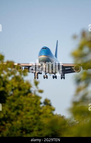 RAF Mildenhall, Suffolk, Regno Unito. 9 Giu 2021. Il presidente DEGLI STATI UNITI Joe Biden è volato da Washington a RAF Mildenhall a Suffolk a bordo di "Air Force One", un Boeing VC-25A (convertito Jumbo Jet del 747), atterrando in prima serata. La base aerea è utilizzata dalla centesima ala di rifornimento dell'aria dell'aeronautica degli Stati Uniti, il cui personale di stanza sarà ispezionato da Biden come primo evento programmato della sua visita di cinque giorni nel Regno Unito. Biden partirà più tardi in serata per trasferirsi in occasione di incontri con il PM Boris Johnson e per partecipare al vertice del G7 in Cornovaglia. AF1 che atterra su alberi nel bosco di Suffolk. Tema del cambiamento climatico Foto Stock