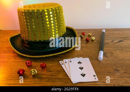Magic show maghi trucco concetto sfondo. Scatola magica per bambini con cappelli in paillettes, bacchetta magica, carte da gioco, trucco con coppa e palla, disegno segreto Foto Stock