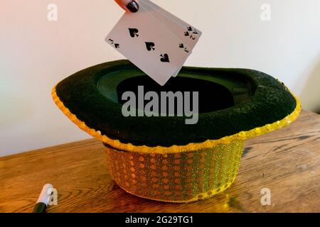Magic show maghi trucco concetto sfondo. Scatola magica per bambini con cappelli in paillettes, bacchetta magica, carte da gioco, trucco con coppa e palla, disegno segreto Foto Stock