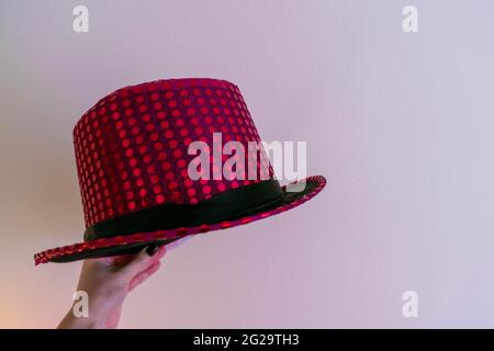 Cappellino con paillettes rosa magico su sfondo isolato con spazio per il testo della copia. Spettacolo di maghi, sfondo di concetto di trucchi magici. Abito elegante Foto Stock