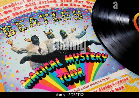 Magical Mystery tour è una colonna sonora di un album televisivo della rock band inglese The Beatles. Copertina album Foto Stock