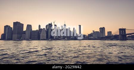 Skyline di Manhattan al tramonto, tonificazione del colore applicato, New York City, Stati Uniti d'America. Foto Stock