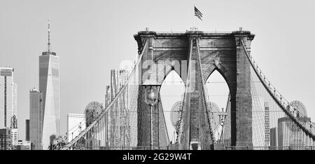 Immagine in bianco e nero del Ponte di Brooklyn e dello skyline di Manhattan, New York City, USA. Foto Stock