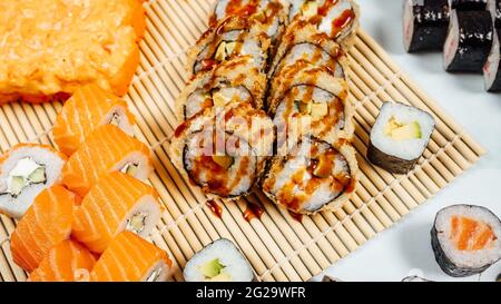 Primo piano di diversi tipi di panini di sushi su un tavolo Foto Stock