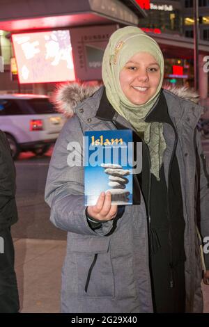 Toronto, Canada-11 settembre 2014: I membri della Comunità Islam di Toronto iniziano a divulgare informazioni gratuite sull'Islam. Foto Stock