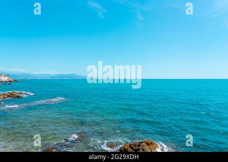 Molte grandi e piccole rocce e onde di mare che colpiscono le rocce. Blu mare onde sfondo e cielo bellissimo paesaggio. Foto di alta qualità Foto Stock