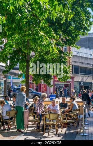 La gente seduta nella luce del sole in un cafe' sul marciapiede a Bromley Piazza del Mercato. Foto Stock