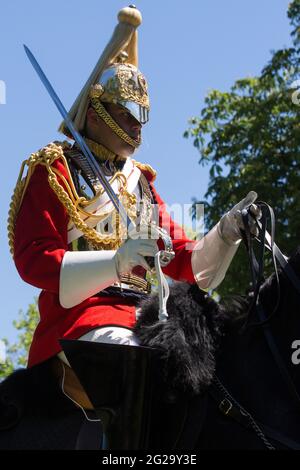 Windsor, Regno Unito. 9 Giugno 2021. Il Reggimento montato sulla Cavalleria della Casa procede lungo la Long Walk nel Windsor Great Park dopo una prova di abbigliamento al Castello di Windsor per Trooping the Color. Una cerimonia di Trooping the Color socialmente distanziata e ridotta per celebrare il compleanno della Regina si terrà al Castello di Windsor il 12 giugno, incorporando molti degli elementi della sfilata annuale delle Guardie a Cavallo, Con F Società Scozzesi Guardie Trooping il colore del 2 ° Battaglione Scozzesi Guardie nel Castello Quadrangle. Credit: Mark Kerrison/Alamy Live News Foto Stock