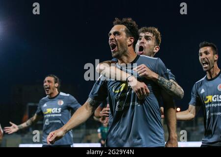 Torino, Italia, 9 giugno 2021. Andrea Arrighini di US Alessandria festeggia con i compagni di squadra dopo aver segnato per livellare la partita a 1-1 durante la partita della Serie C allo Stadio Giuseppe Moccagatta - Alessandria, Torino. L'immagine di credito dovrebbe essere: Jonathan Moscop / Sportimage Foto Stock