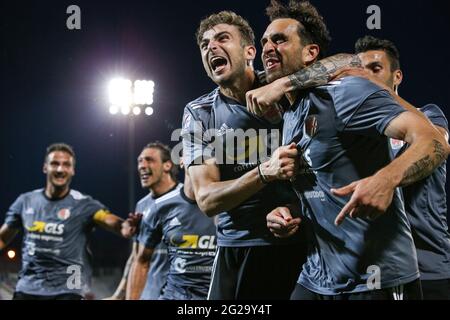 Torino, Italia, 9 giugno 2021. Andrea Arrighini di US Alessandria festeggia con i compagni di squadra dopo aver segnato per livellare la partita a 1-1 durante la partita della Serie C allo Stadio Giuseppe Moccagatta - Alessandria, Torino. L'immagine di credito dovrebbe essere: Jonathan Moscop / Sportimage Foto Stock