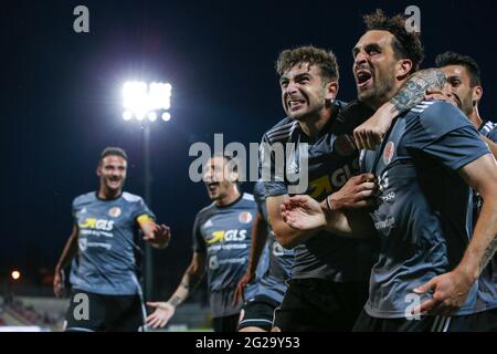 Torino, Italia, 9 giugno 2021. Andrea Arrighini di US Alessandria festeggia con i compagni di squadra dopo aver segnato per livellare la partita a 1-1 durante la partita della Serie C allo Stadio Giuseppe Moccagatta - Alessandria, Torino. L'immagine di credito dovrebbe essere: Jonathan Moscop / Sportimage Foto Stock