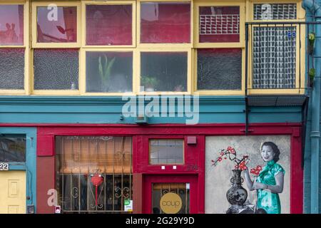 Un murale nella Chinatown di Vancouver al Coup Salon, celebra il patrimonio asiatico a Shanghai Alley, British Columbia, Canada Foto Stock