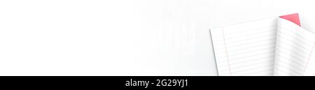 Notebook foderato per banner scolastico su tavola da ufficio color argento con foto di sfondo con spazio per la copia Foto Stock