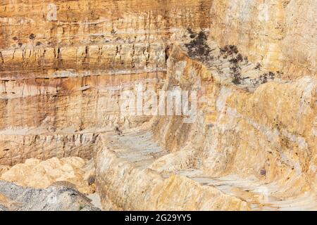 Fotografia di sabbia frantumata e pietra posata sul terreno in una grande cava Foto Stock