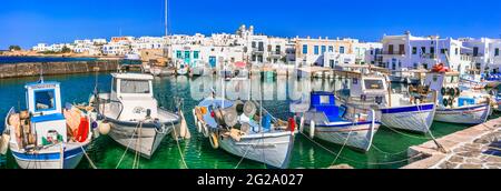 Grecia viaggio. CICLADI, isola di Paros. Incantevole villaggio di pescatori Naousa. Vista del porto vecchio con barche e taverne di strada sul mare. Maggio 2021 Foto Stock