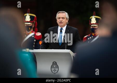 Buenos Aires, Argentina. 09 giugno 2021. Il presidente argentino Alberto Fernandez parla durante una conferenza stampa. Ha ricevuto mercoledì il presidente della Spagna, Pedro Sánchez, presso la Casa del governo argentino. Dopo un'ampia riunione, hanno tenuto una conferenza stampa all'esterno della Casa Rosada. (Foto di Manuel Cortina/SOPA Images/Sipa USA) Credit: Sipa USA/Alamy Live News Foto Stock