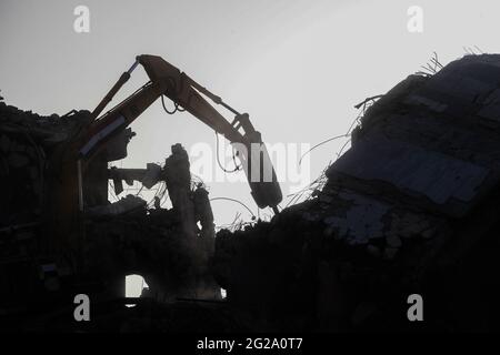 Gaza, Palestina. 09 giugno 2021. I lavoratori palestinesi e i bulldozer con l'aiuto degli equipaggi egiziani rimuovono le macerie degli edifici distrutti dagli attacchi aerei israeliani il mese scorso, nella città di Gaza. (Foto di Ramez Habboub/Pacific Press) Credit: Pacific Press Media Production Corp./Alamy Live News Foto Stock