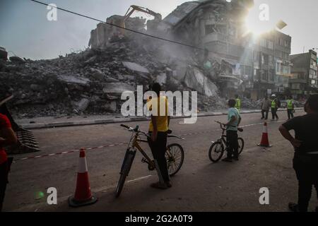 Gaza, Palestina. 09 giugno 2021. I lavoratori palestinesi e i bulldozer con l'aiuto degli equipaggi egiziani rimuovono le macerie degli edifici distrutti dagli attacchi aerei israeliani il mese scorso, nella città di Gaza. (Foto di Ramez Habboub/Pacific Press) Credit: Pacific Press Media Production Corp./Alamy Live News Foto Stock