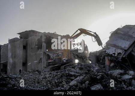 Gaza, Palestina. 09 giugno 2021. I lavoratori palestinesi e i bulldozer con l'aiuto degli equipaggi egiziani rimuovono le macerie degli edifici distrutti dagli attacchi aerei israeliani il mese scorso, nella città di Gaza. (Foto di Ramez Habboub/Pacific Press) Credit: Pacific Press Media Production Corp./Alamy Live News Foto Stock