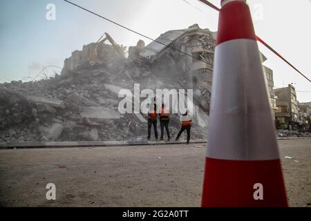 Gaza, Palestina. 09 giugno 2021. I lavoratori palestinesi e i bulldozer con l'aiuto degli equipaggi egiziani rimuovono le macerie degli edifici distrutti dagli attacchi aerei israeliani il mese scorso, nella città di Gaza. (Foto di Ramez Habboub/Pacific Press) Credit: Pacific Press Media Production Corp./Alamy Live News Foto Stock