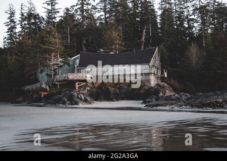 Vista del Centro visitatori di Kwisitis situato all'estremità sud della spiaggia di Wickaninnish nella splendida riserva del Parco Nazionale del Pacific Rim vicino a Tofino Foto Stock