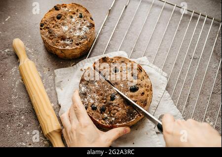 Da sopra pane fatto in casa con noci e mirtilli Foto Stock