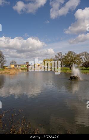 La passeggiata e il lago in barca sul Riverside Leisure Area a Gravesend Kent Foto Stock