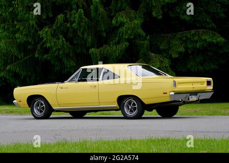 Vista posteriore di tre quarti di SunFire Yellow 1969 Plymouth Road Runner Sport Coupé Foto Stock