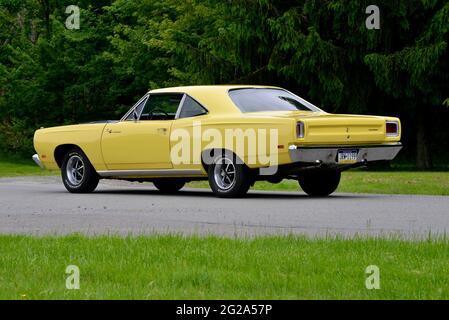 Vista posteriore di tre quarti di SunFire Yellow 1969 Plymouth Road Runner Sport Coupé Foto Stock