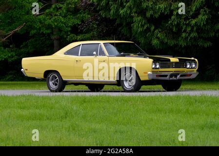 SunFire Yellow 1969 Plymouth Road Runner Sport Coupé, vista frontale di tre quarti Foto Stock