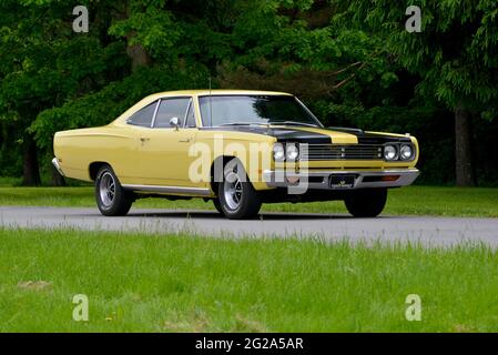SunFire Yellow 1969 Plymouth Road Runner Sport Coupé, vista frontale di tre quarti Foto Stock