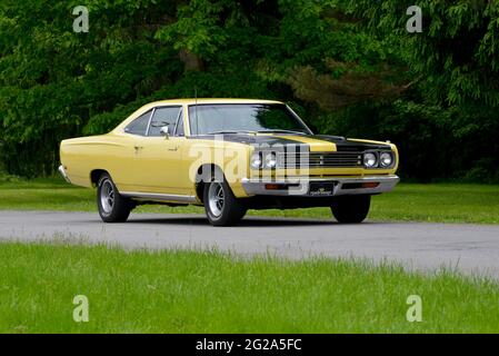 SunFire Yellow 1969 Plymouth Road Runner Sport Coupé, vista frontale di tre quarti Foto Stock