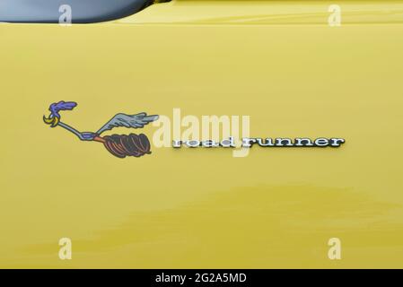 SunFire Yellow 1969 Plymouth Road Runner Sport Coupé con decalcomania Road Runner Foto Stock