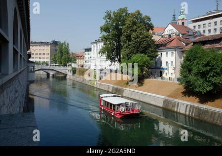 Tour in barca sul fiume Lubiana Ljubljana Slovenia Foto Stock