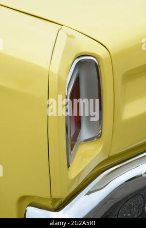 Dettaglio luce di posizione posteriore sinistra SunFire Yellow 1969 Plymouth Road Runner Sport Coupé Foto Stock