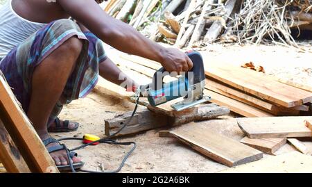 Piano elettrico piano planato uomo. Costruzione, lavorazione del legno Foto Stock