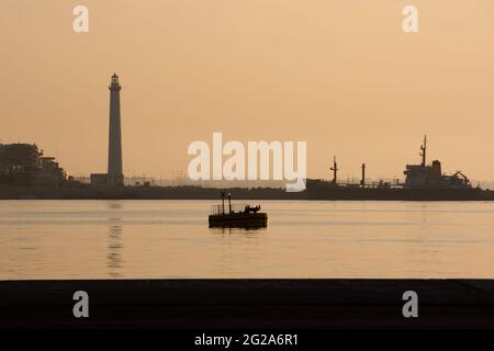 Il faro del Porto di Bari in un solaio tramonto Foto Stock