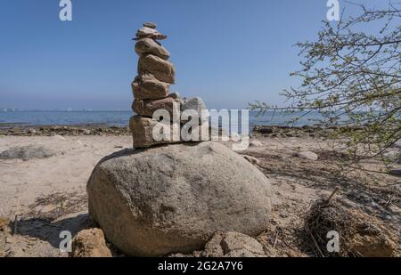 rocce impilate sulla spiaggia Foto Stock